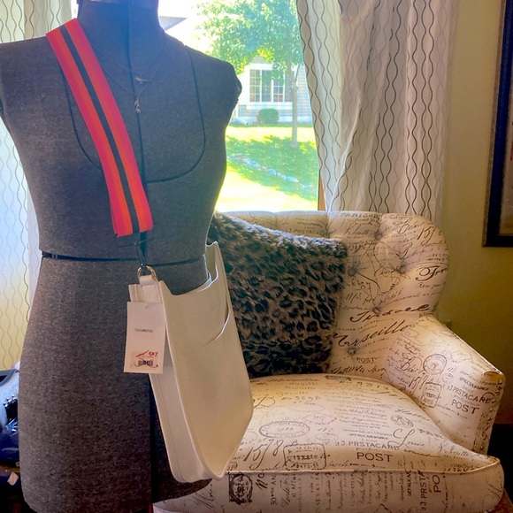 ah-dorned NYC Vegan Classic Messenger Handbag Large White ⭐️ NWT ⭐️ UNUSED 🎁 - Picture 10 of 14